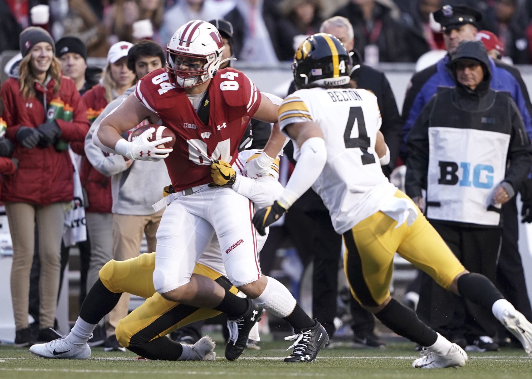 Badgers 24, Hawkeyes 22